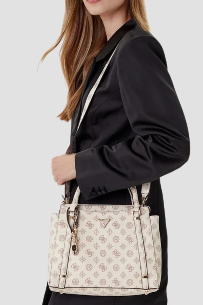 kobieta z torebką marki Guess